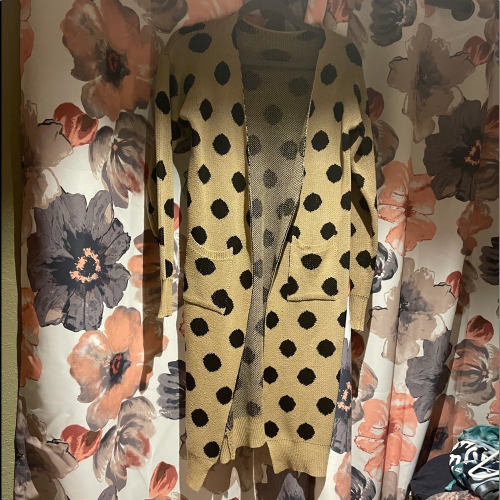 Polka dot long sweater.